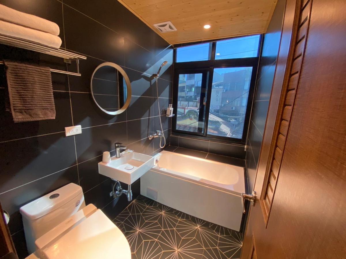 良文旅2館ryou Hotel Vintage - II Tainan Esterno foto